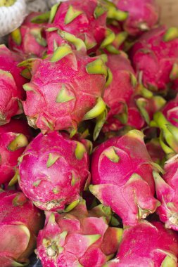 Tayland 'da pazarda ejderha meyvesi