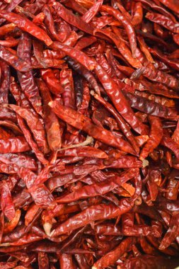 Taze kırmızı biber açık hava güneşte kurutma hasat