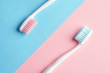 Renk tablosu üzerinde diş fırçaları