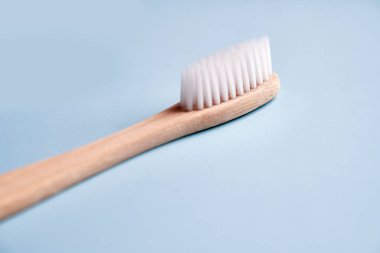 Beton zemin üzerine ekolojik bambu diş fırçaları