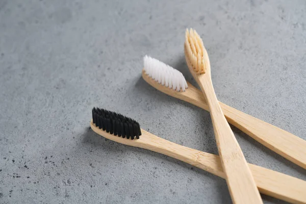 Cepillos de dientes de bambú ecológicos sobre fondo de hormigón —  Fotos de Stock