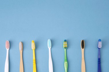 Mavi arkaplanda diş fırçaları