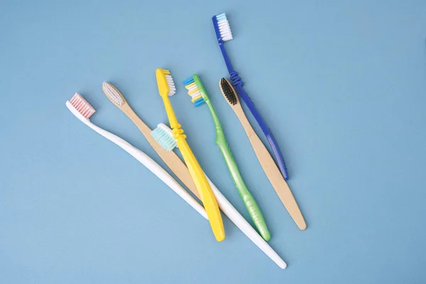 Mavi arkaplanda diş fırçaları — Stok fotoğraf