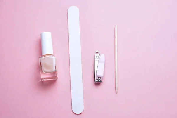 Herramientas de manicura sobre fondo rosa —  Fotos de Stock