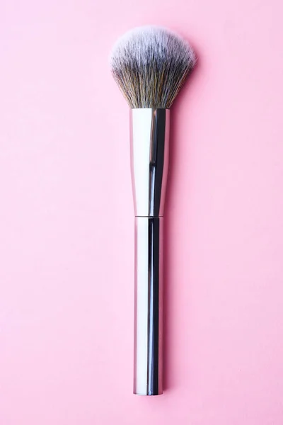 Make-up borstel op roze achtergrond. Metalen pen. Eenvoudig ontwerp — Stockfoto