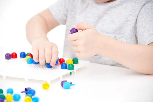 Mały chłopiec gra z plastikową mozaiką. Gry edukacyjne. Montessori przedszkole wcześnie rozwijać — Zdjęcie stockowe