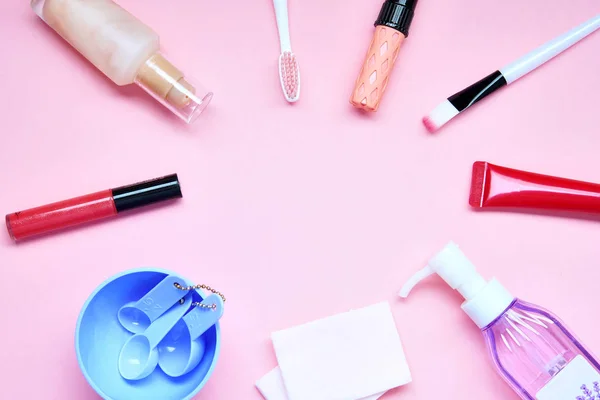 Maquillaje plano, diseño del marco en rosa —  Fotos de Stock