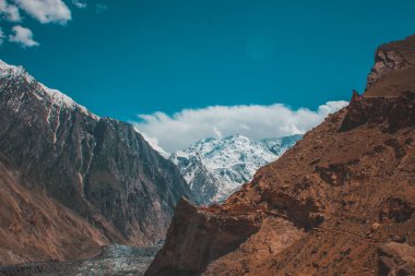 Düşük bulutlu ve güneşli hava ile Buzul Manzara