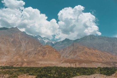 Bulutlar ve güneşli hava ile dağların Manzara