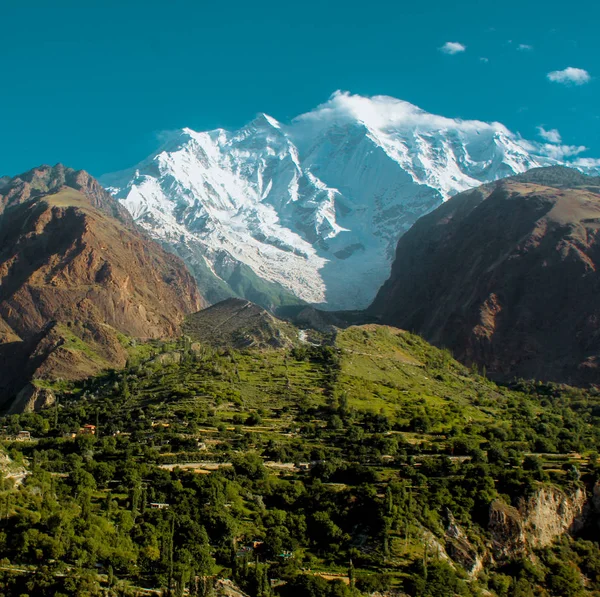 Düşük bulutlar ve güneşli hava ile kar kaplanmış dağ Manzara