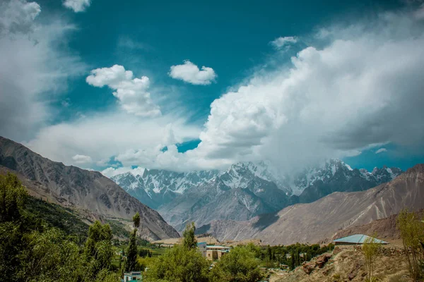 Alçak bulutlar ve güneşli hava ile dağların Manzara
