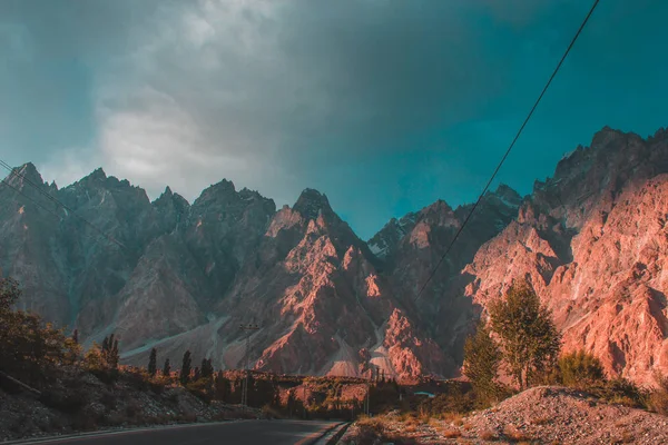 Düşük bulutlu ve güneşli hava ile Buzul Manzara