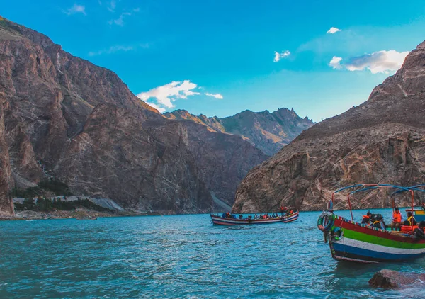 Dev dağların yansıtıcı gölünün manzarası 