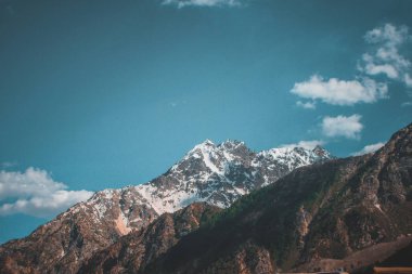 Bulutlar ve güneşli hava ile dağların Manzara