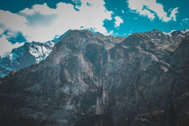 Bulutlar ve güneşli hava ile dağların Manzara