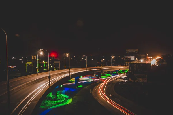 Gece uzun süre açık kalan karayolu ışığı