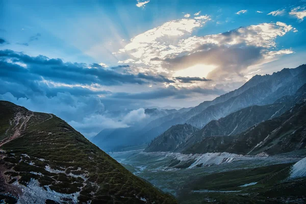 Красивий Краєвид Гір Хмарами — стокове фото