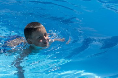 Genç çocuk yüzme havuzu için ilk kez.