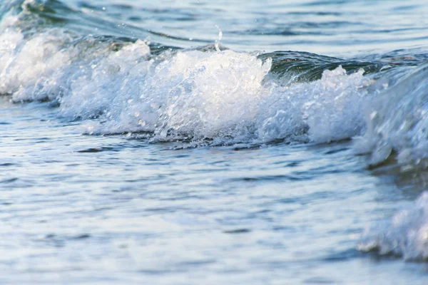 フラット水面の小さな波 抽象的な背景 — ストック写真