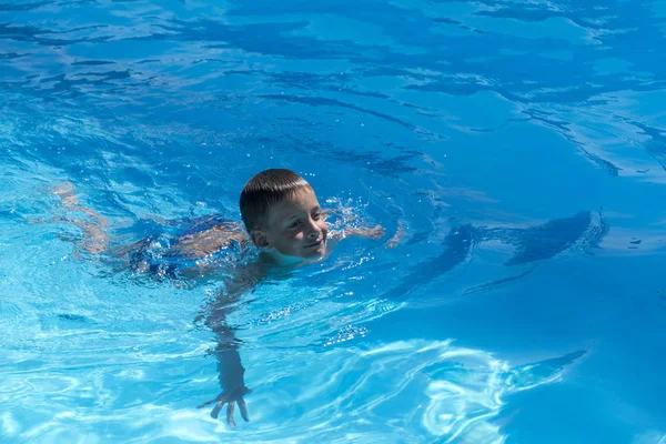 Jovem Nadando Piscina Pela Primeira Vez — Fotografia de Stock