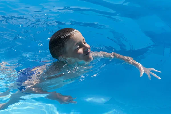 Мальчик Плавает Бассейне Впервые — стоковое фото