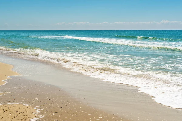Διαγώνια Σύνθεση Του Ακτή Παραλία Άμμο Γαλάζιο Της Θάλασσας — Φωτογραφία Αρχείου