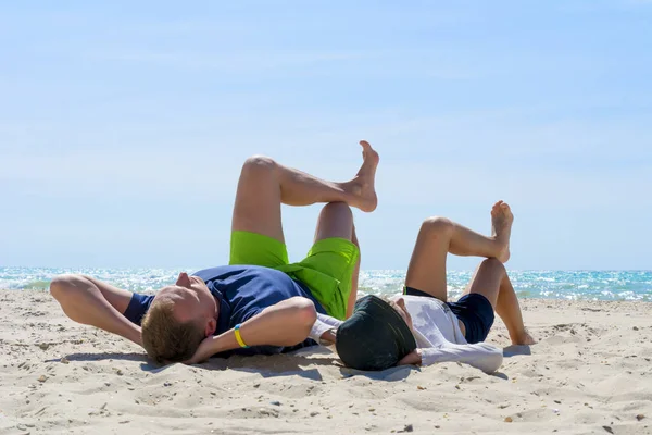 Πατέρας και γιος που έχει τη διασκέδαση στην παραλία, για τον καθορισμό σε μια παραλία — Φωτογραφία Αρχείου