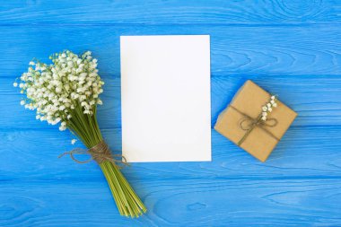 Metin, düz için kopya yer mockup buket ve boş tebrik kartı, hediye kutusu üst görünüm, lay