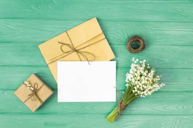 Mockup buket ve boş tebrik kartı, hediye kutusu üst görünüm, kopyalama için metin, alan düz laymother'ın gün. Kadınlar günü. Sevgililer günü, Doğum günü arka plan.