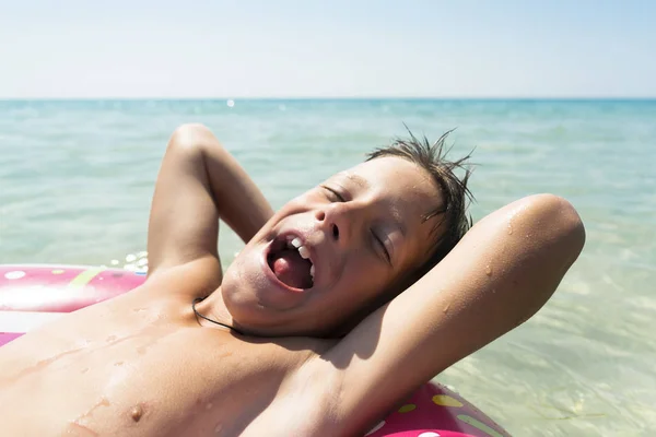 Cerca Portreit Niño Está Flotando Anillo Inflable Mar —  Fotos de Stock