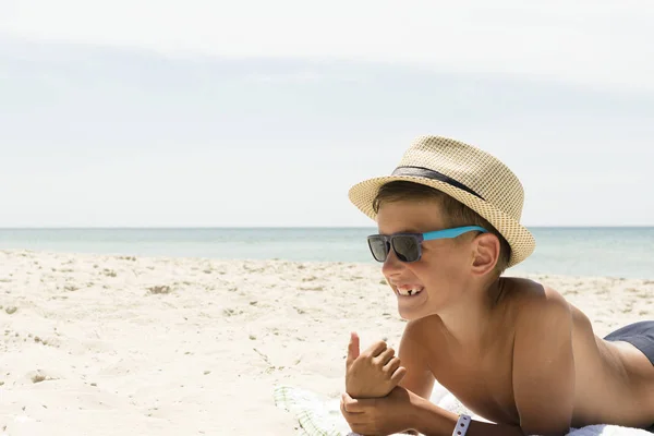 Hipster Παιδί Μπλε Γυαλιά Ηλίου Στην Παραλία Καλοκαιρινές Διακοπές Έννοια — Φωτογραφία Αρχείου