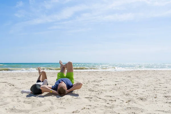 Père Fils Amusent Relaxant Sur Plage — Photo