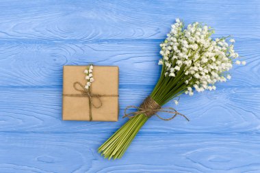 Ambalaj, Hediyelik bahar konsepti, ahşap bir masa üzerine maka yalan