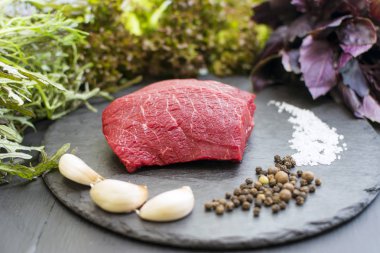 çiğ et kesme tahtası