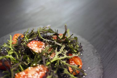 Sağlıklı salata kasesi taş masada. Üstten görünüm kopya alanı ile. Defocused