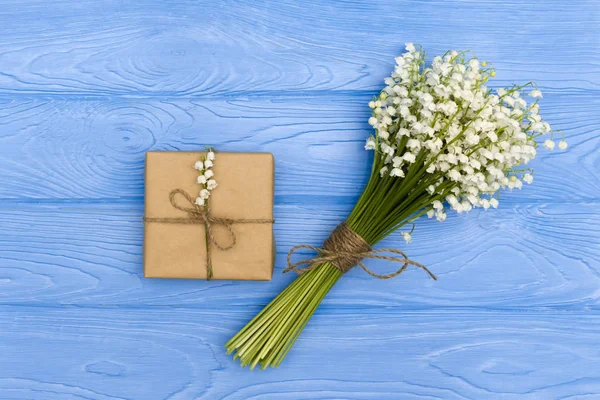 Ambalaj, Hediyelik bahar konsepti, ahşap bir masa üzerine maka yalan