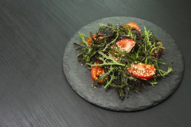 Sağlıklı salata kasesi taş masada. Kopya alanı ile Üstten Görünüm