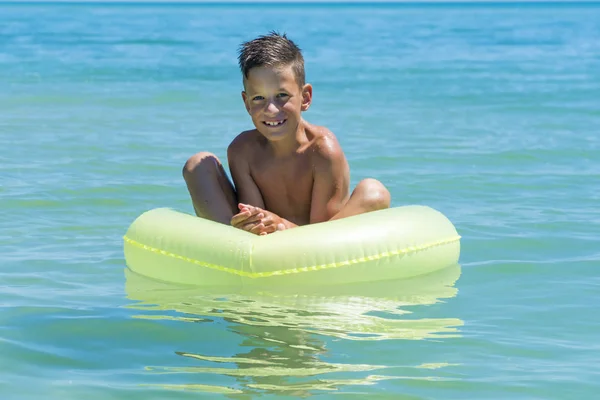 Relaxační Boy Nafukovací Prstenec Moři — Stock fotografie