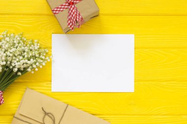 Metin, düz için kopya yer mockup buket ve boş tebrik kartı, hediye kutusu üst görünüm, lay