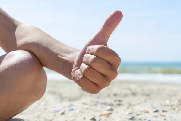 Gros Plan Main Enfant Sur Plage Contre Mer Bleue Avec — Photo