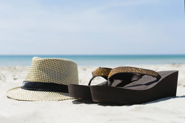 Concept Vacances Essentiels Sur Plage Mer Chapeau Tongs — Photo