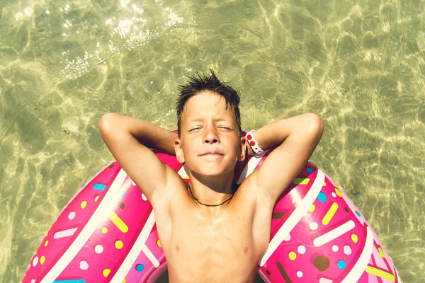 Εσωτερικη Portreit Αγόρι Κυμαινόμενο Ένα Φουσκωτό Δαχτυλίδι Στη Θάλασσα — Φωτογραφία Αρχείου