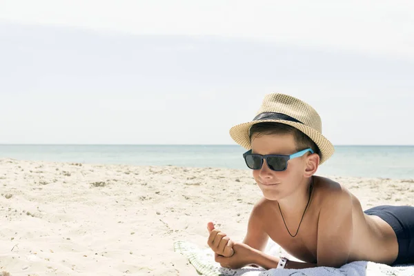 Προφίλ Πορτραίτο Του Έφηβου Αγοριού Στο Καπέλο Στην Παραλία — Φωτογραφία Αρχείου