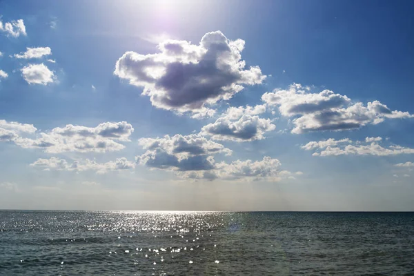 Mar Durante Pôr Sol Brilhante Contra Céu Nublado — Fotografia de Stock