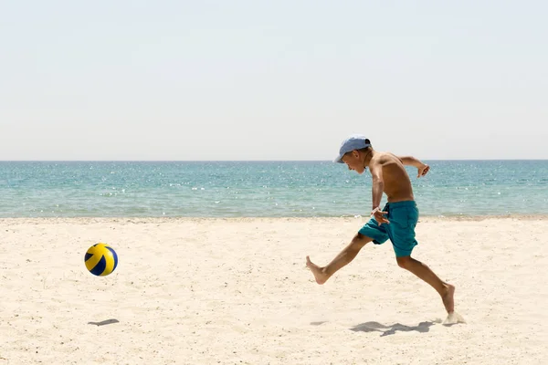 Ein Junge Spielt Fußball Strand — Stockfoto