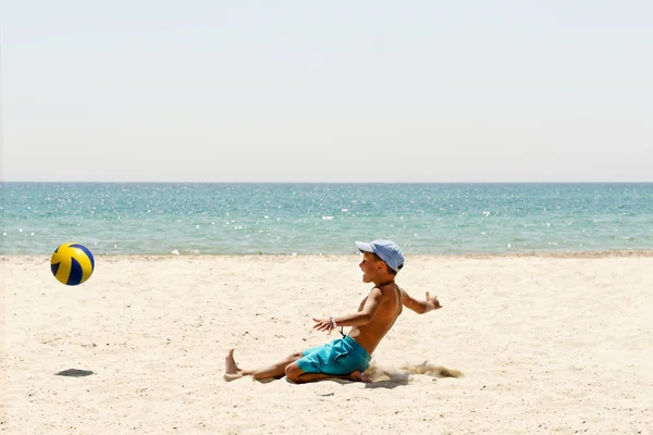 Junge Spielt Fußball Strand — Stockfoto