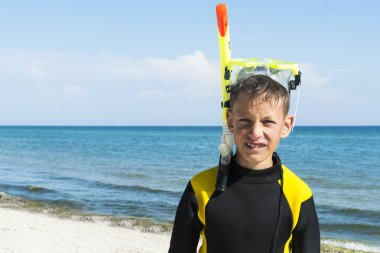 Çocuk divingsuit ve maske ve şnorkel, deniz arka plan.