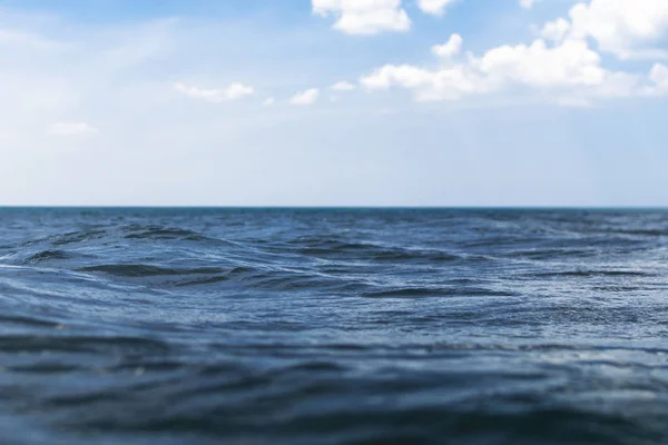 Céu perfeito e água do oceano — Fotografia de Stock