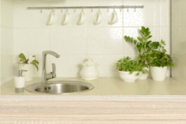 Вверху таблицы и размытый фон
