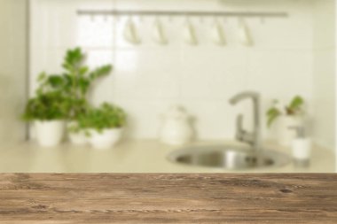 Ahşap masa üstü üzerinde iç arka plan bulanıklık